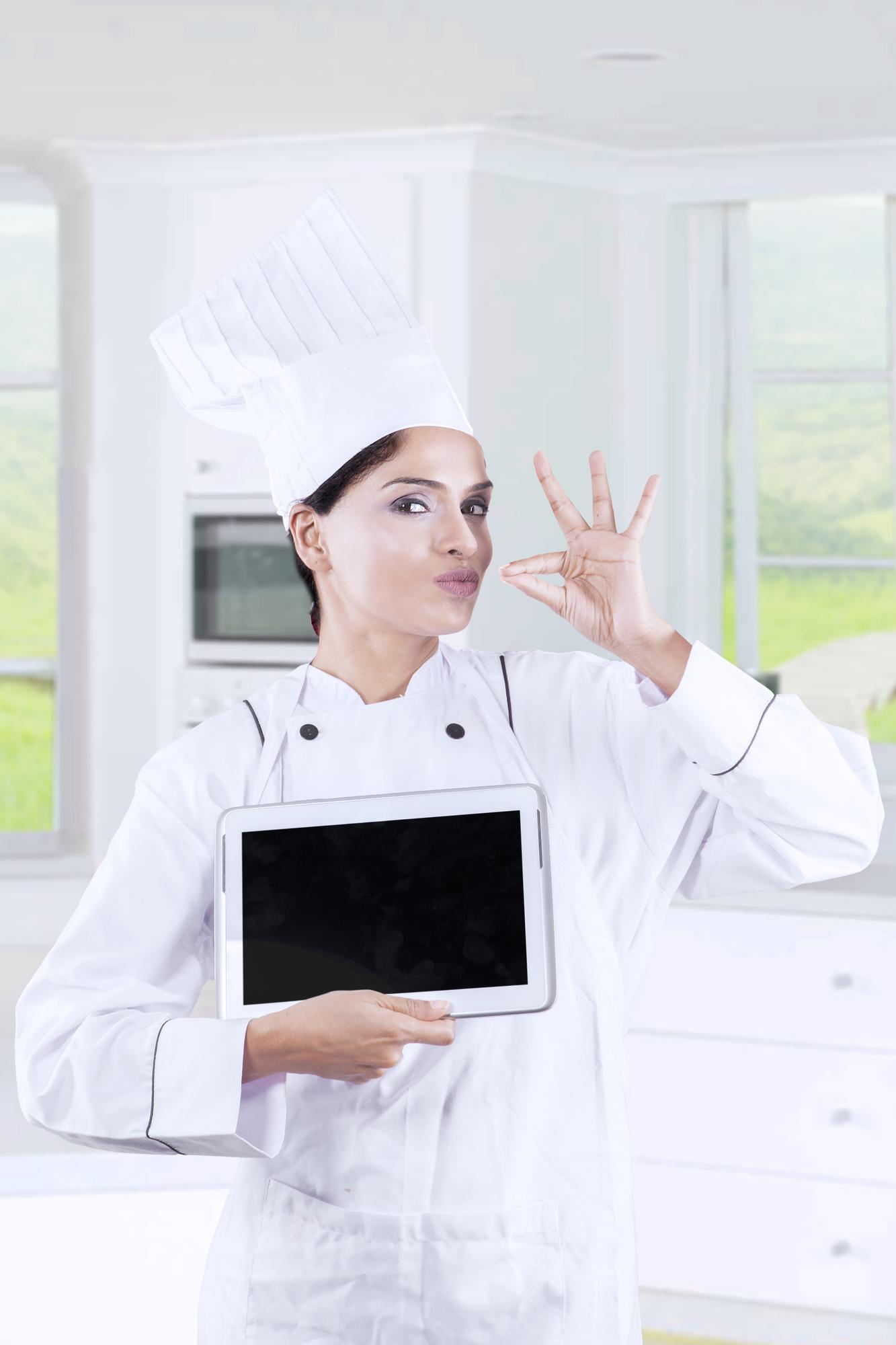 Chef che spiega una tecnica di cucina davanti a una telecamera